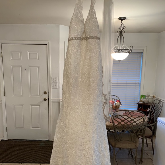 Allure Bridal gown with headpiece and veil - Picture 1 of 5